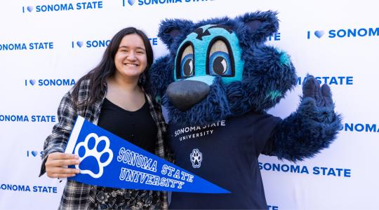 Student with lobo giving a thumbs up 